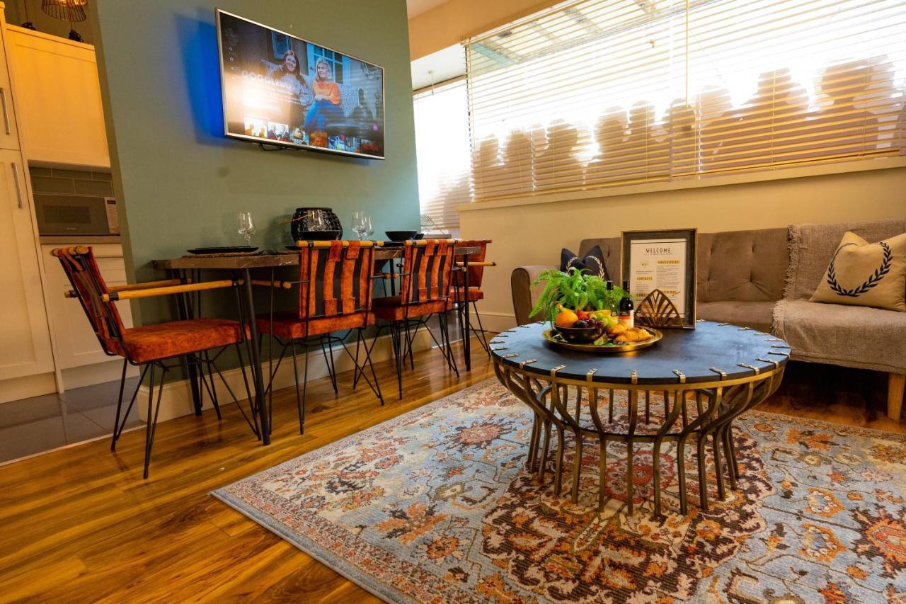 Luxury Centre Getaway - Prime Location Sleeps 7! *