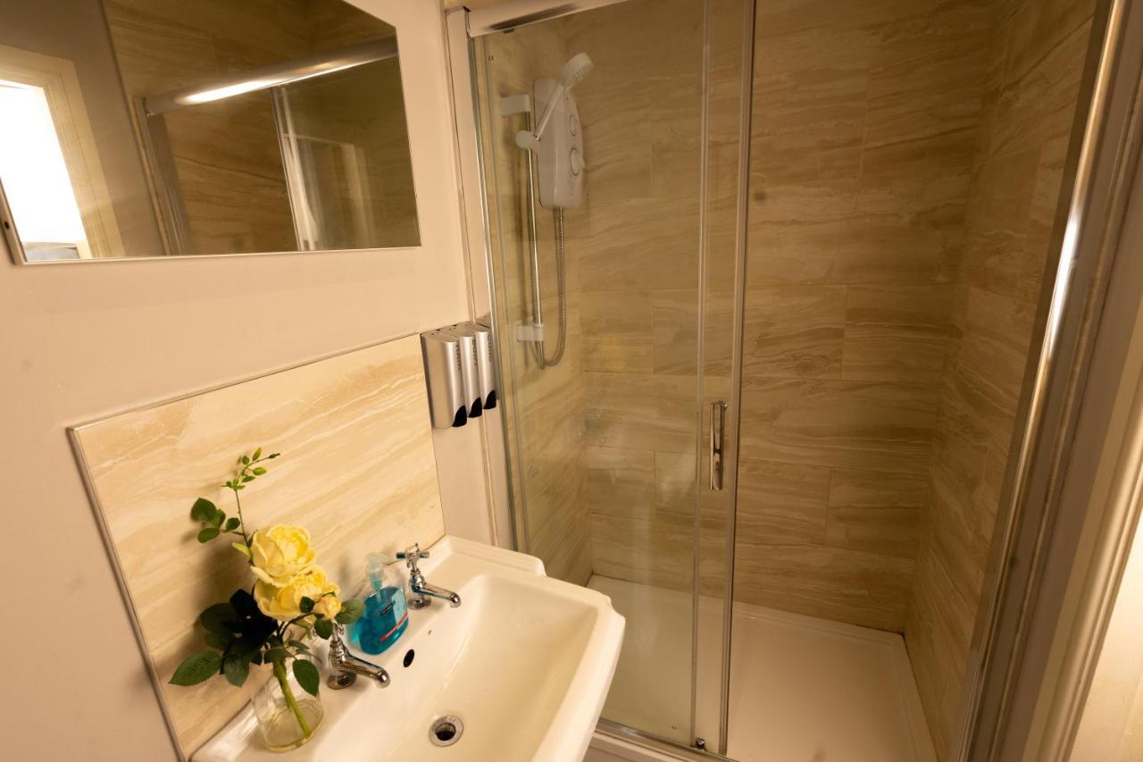 Luxury Centre Getaway - Prime Location Sleeps 7! Apartment