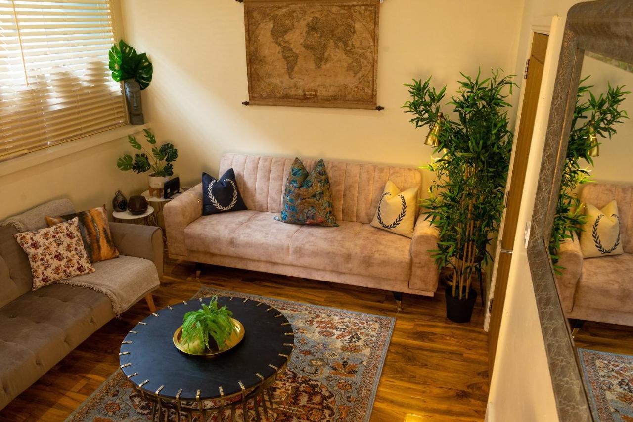 Luxury Centre Getaway - Prime Location Sleeps 7! Apartment