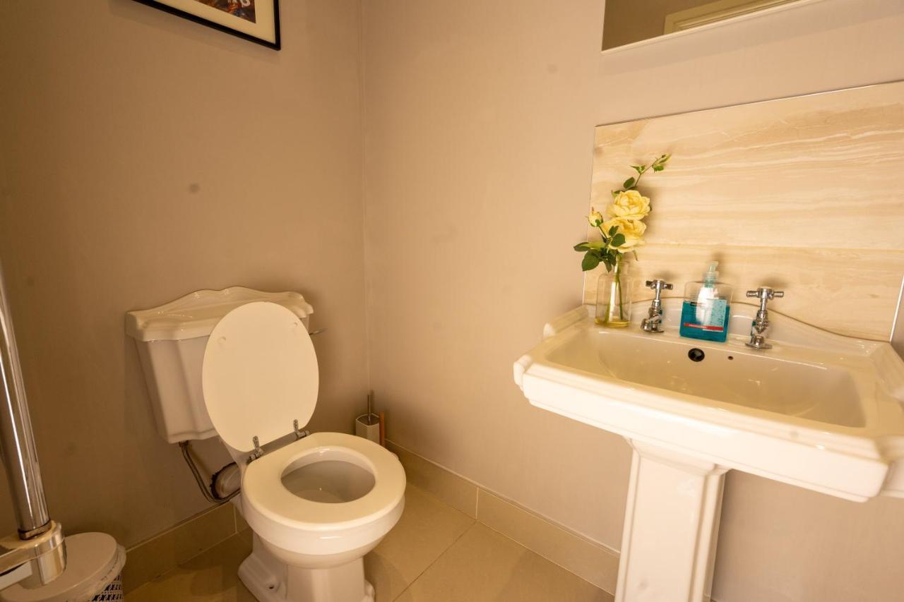 Luxury Centre Getaway - Prime Location Sleeps 7!