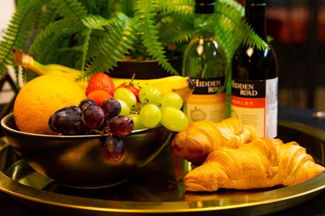 Luxury Centre Getaway - Prime Location Sleeps 7! Apartment