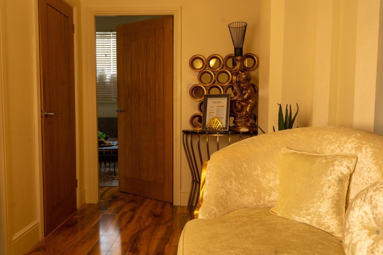 Luxury Centre Getaway - Prime Location Sleeps 7! Apartment