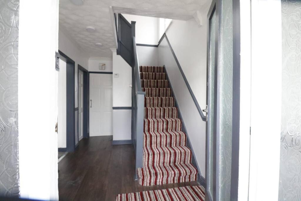 A Stylish Four Bedroom House In Wollaton