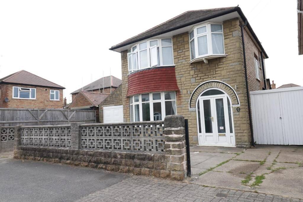 A Stylish Four Bedroom House In Wollaton * Nottingham