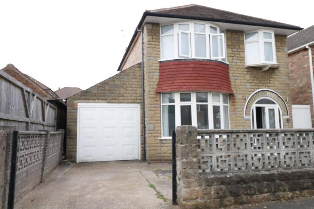 A Stylish Four Bedroom House In Wollaton