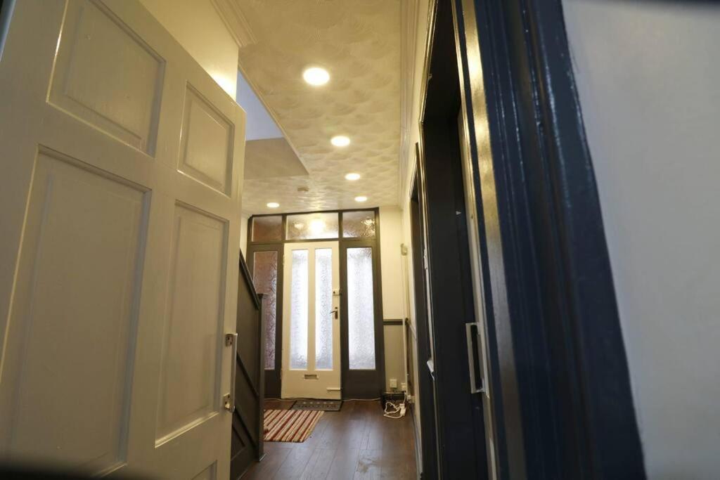 A Stylish Four Bedroom House In Wollaton Holiday home *