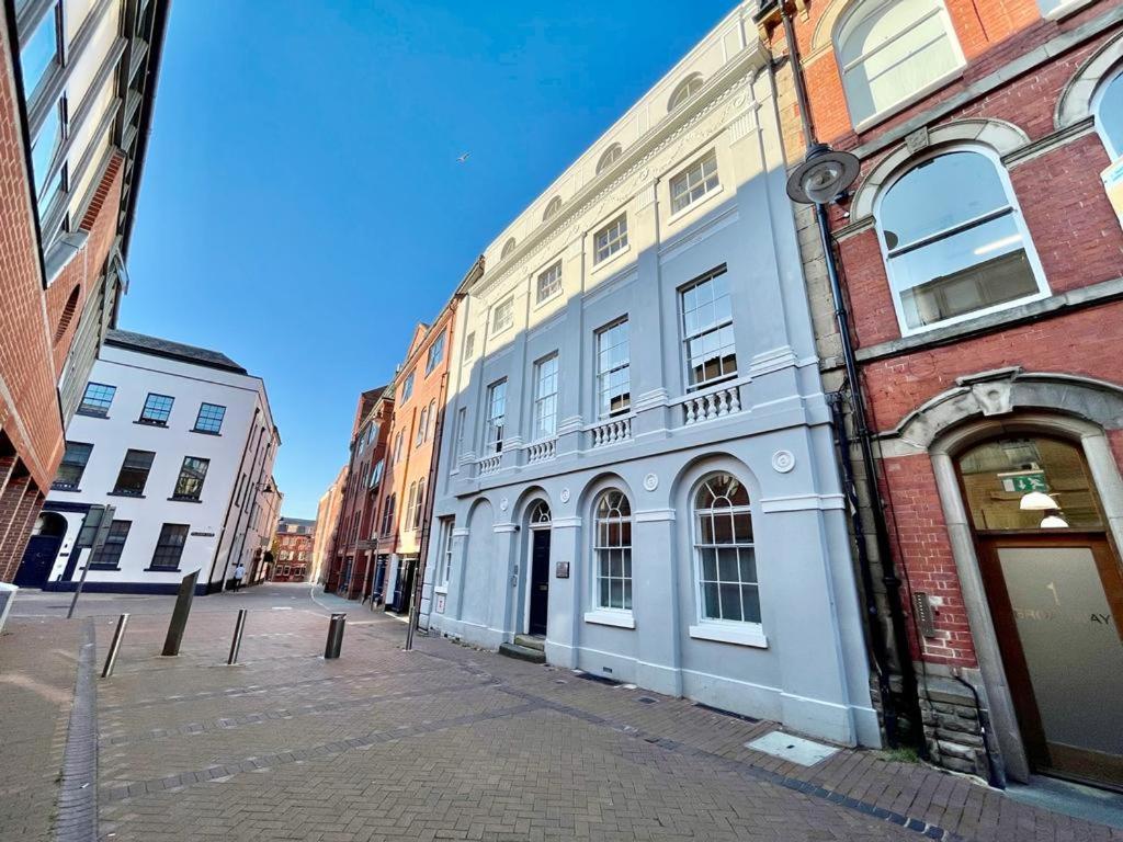 Luxurious In Lace Market *
