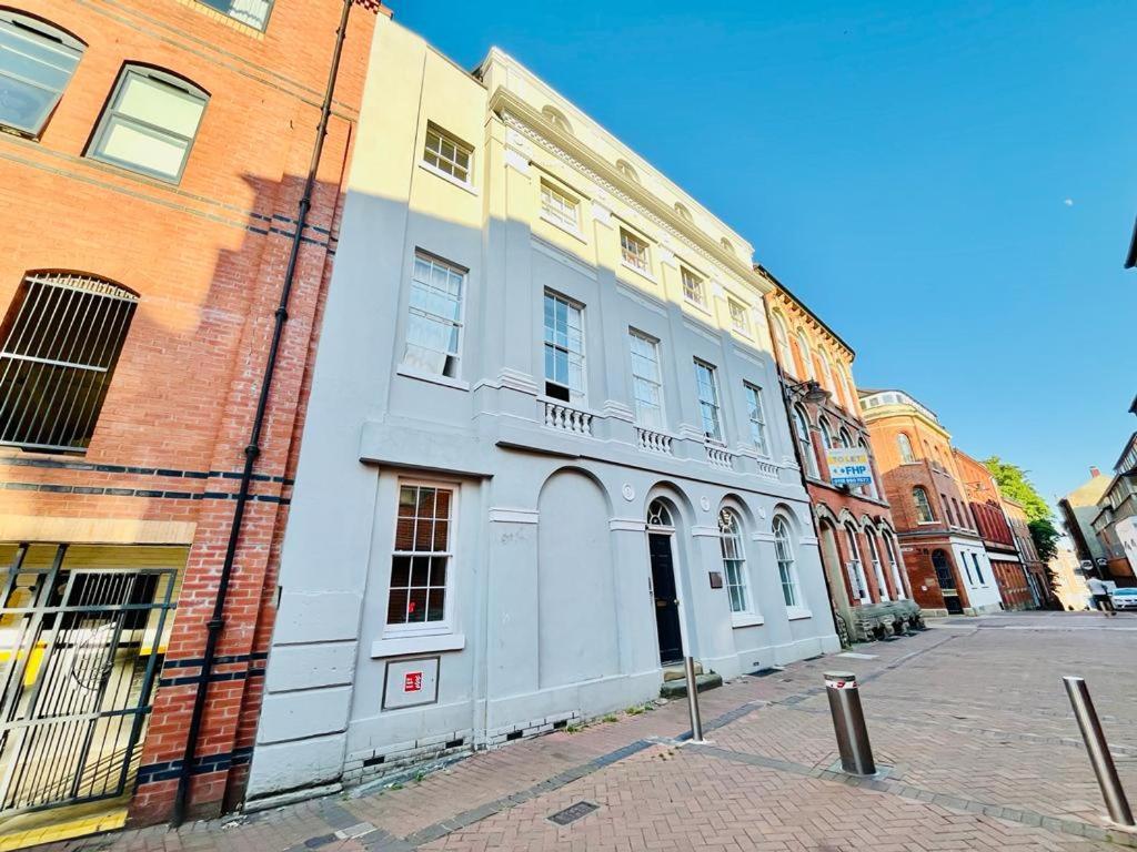 Luxurious In Lace Market Apartment