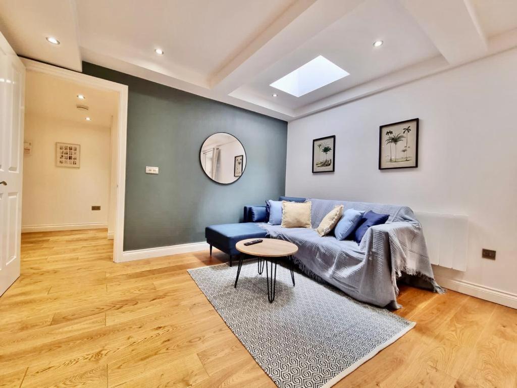Luxurious In Lace Market Apartment