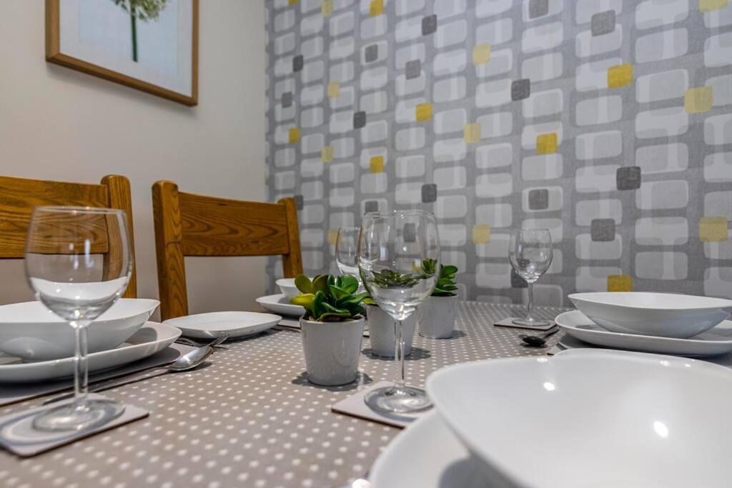 Holiday home Cute And Cosy With Private Parking And Garden Great For Professionals Or Families *