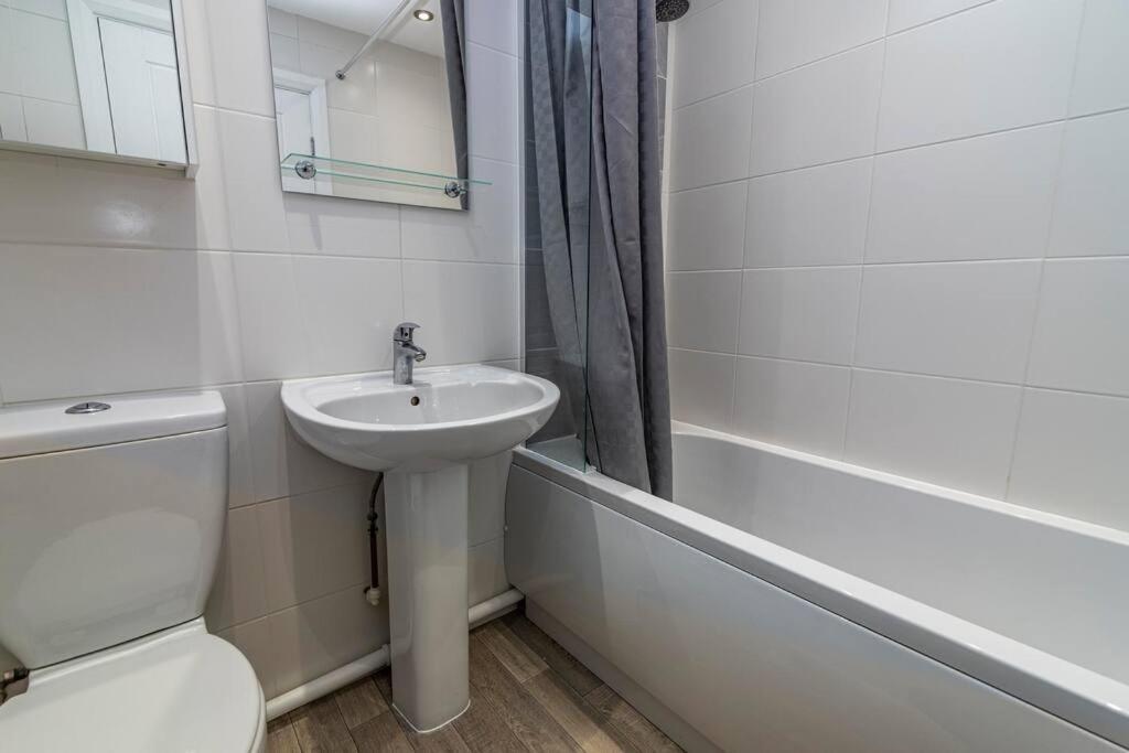 Cute And Cosy With Private Parking And Garden Great For Professionals Or Families Holiday home