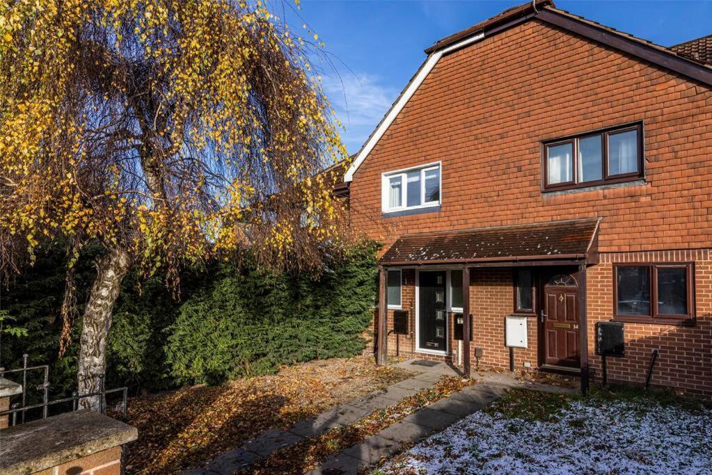 Cute And Cosy With Private Parking And Garden Great For Professionals Or Families Holiday home