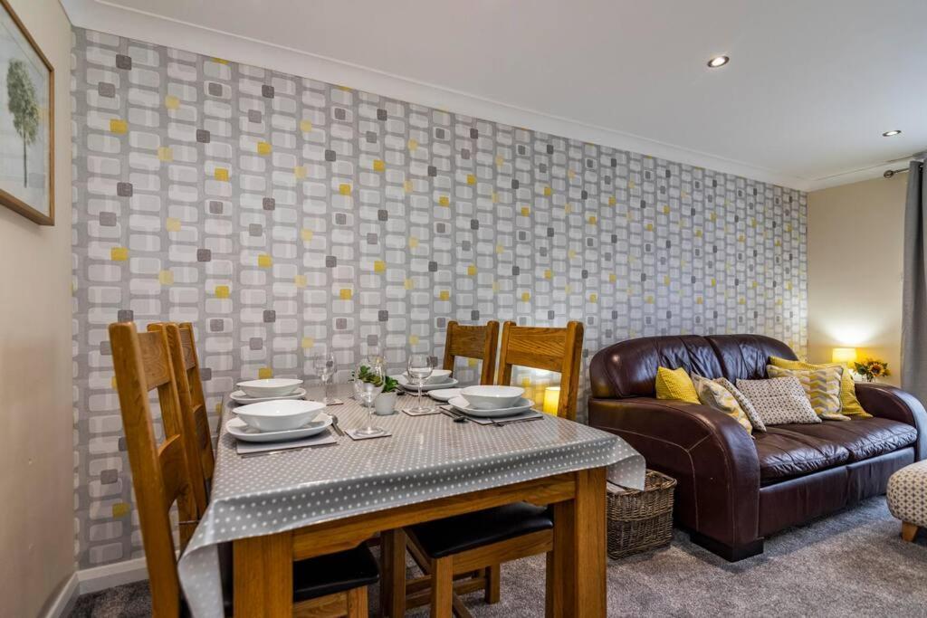 Cute And Cosy With Private Parking And Garden Great For Professionals Or Families Holiday home *