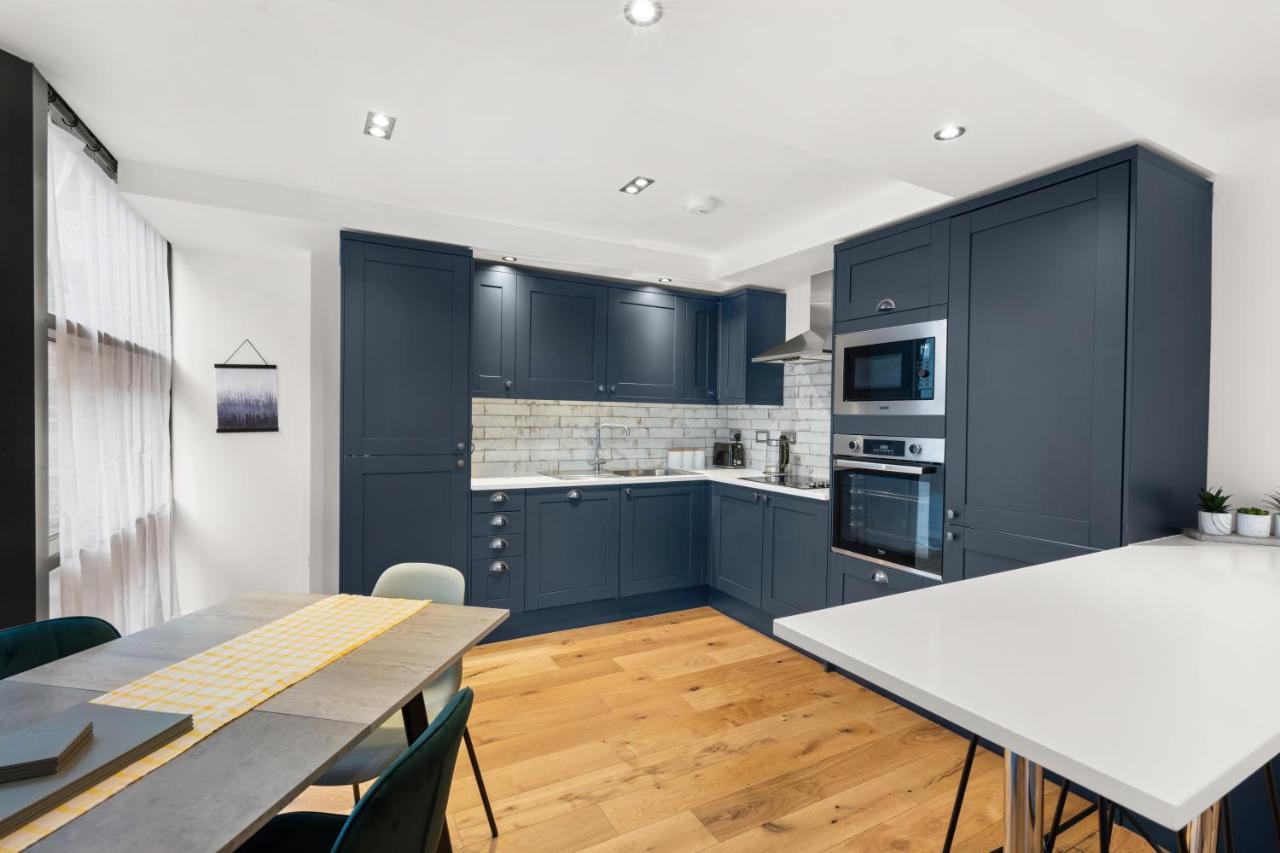 Hounds Gate Luxury By 1508