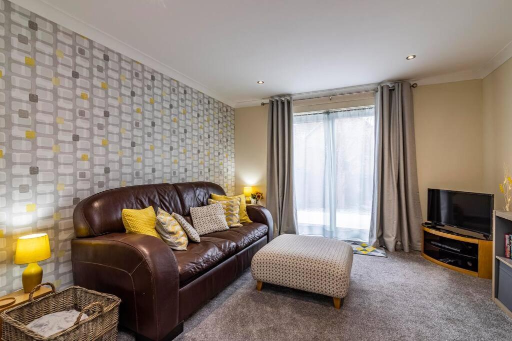Cute And Cosy With Private Parking And Garden Great For Professionals Or Families Holiday home