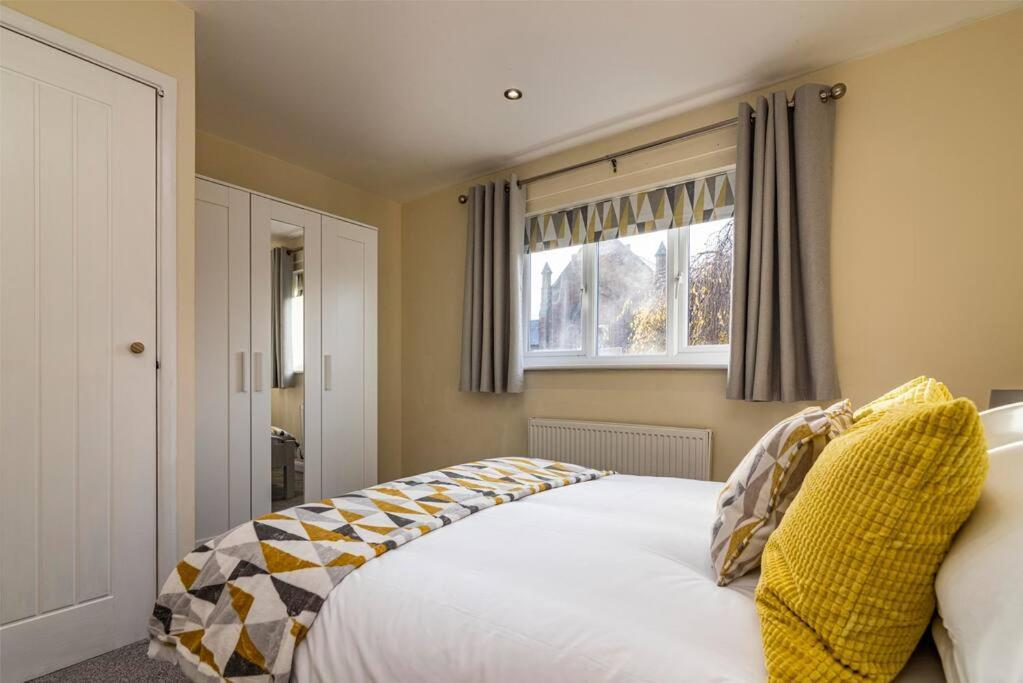 Cute And Cosy With Private Parking And Garden Great For Professionals Or Families *