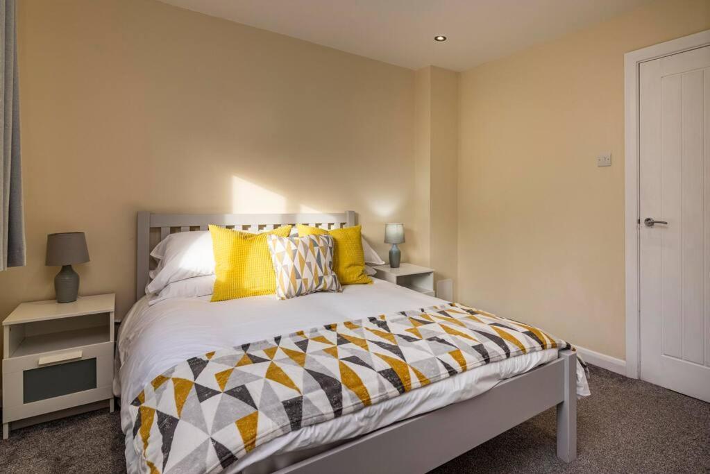 Cute And Cosy With Private Parking And Garden Great For Professionals Or Families Holiday home *
