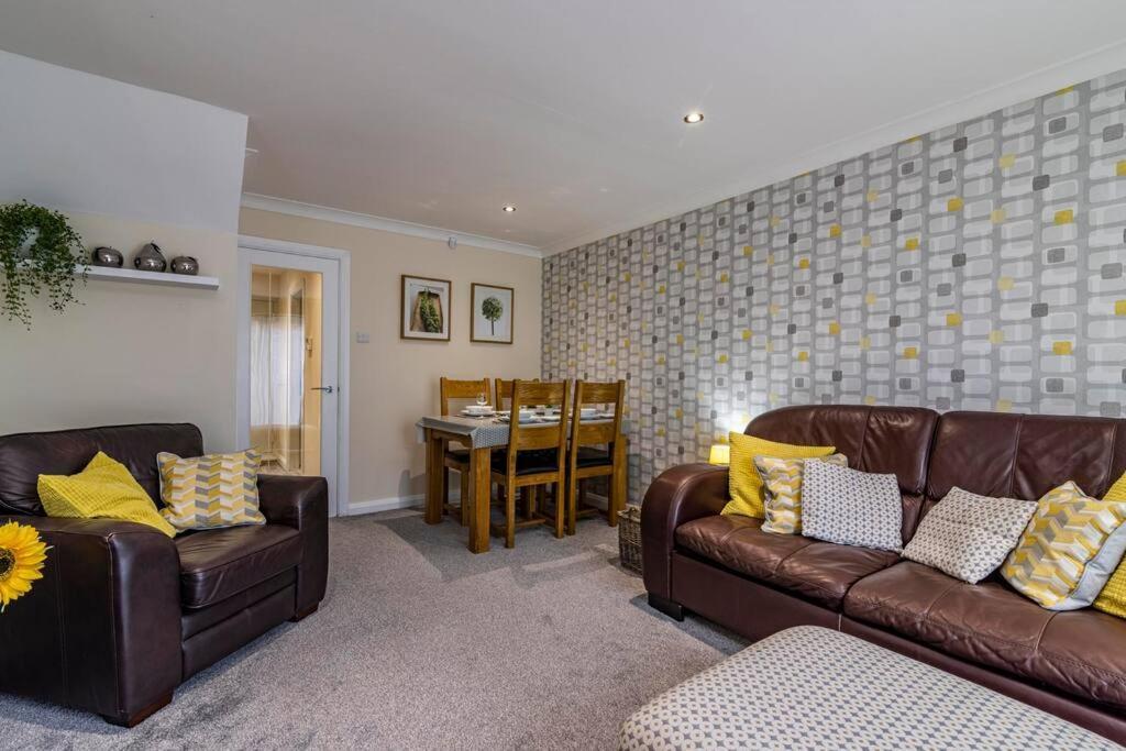 Holiday home Cute And Cosy With Private Parking And Garden Great For Professionals Or Families *