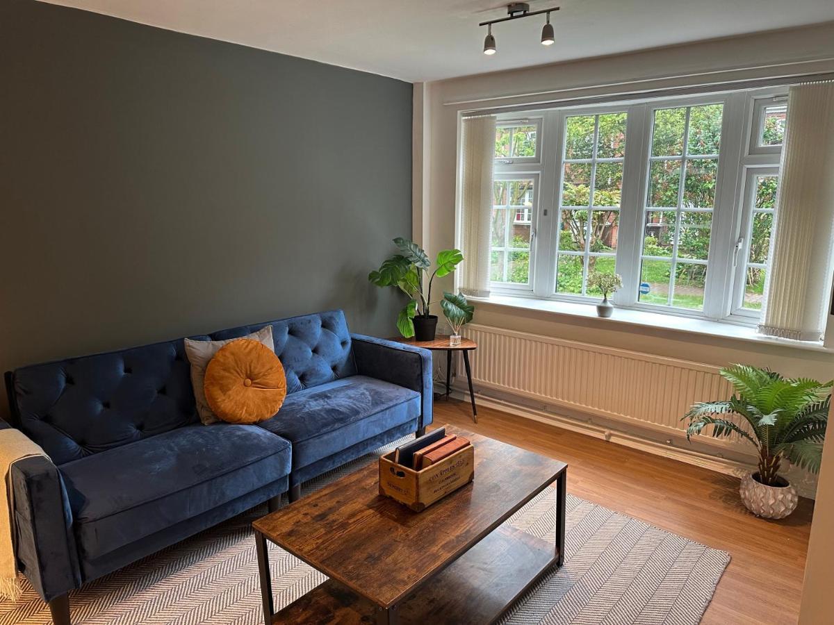 Apartment Comfortable 3 Bed House With Garden & Parking *