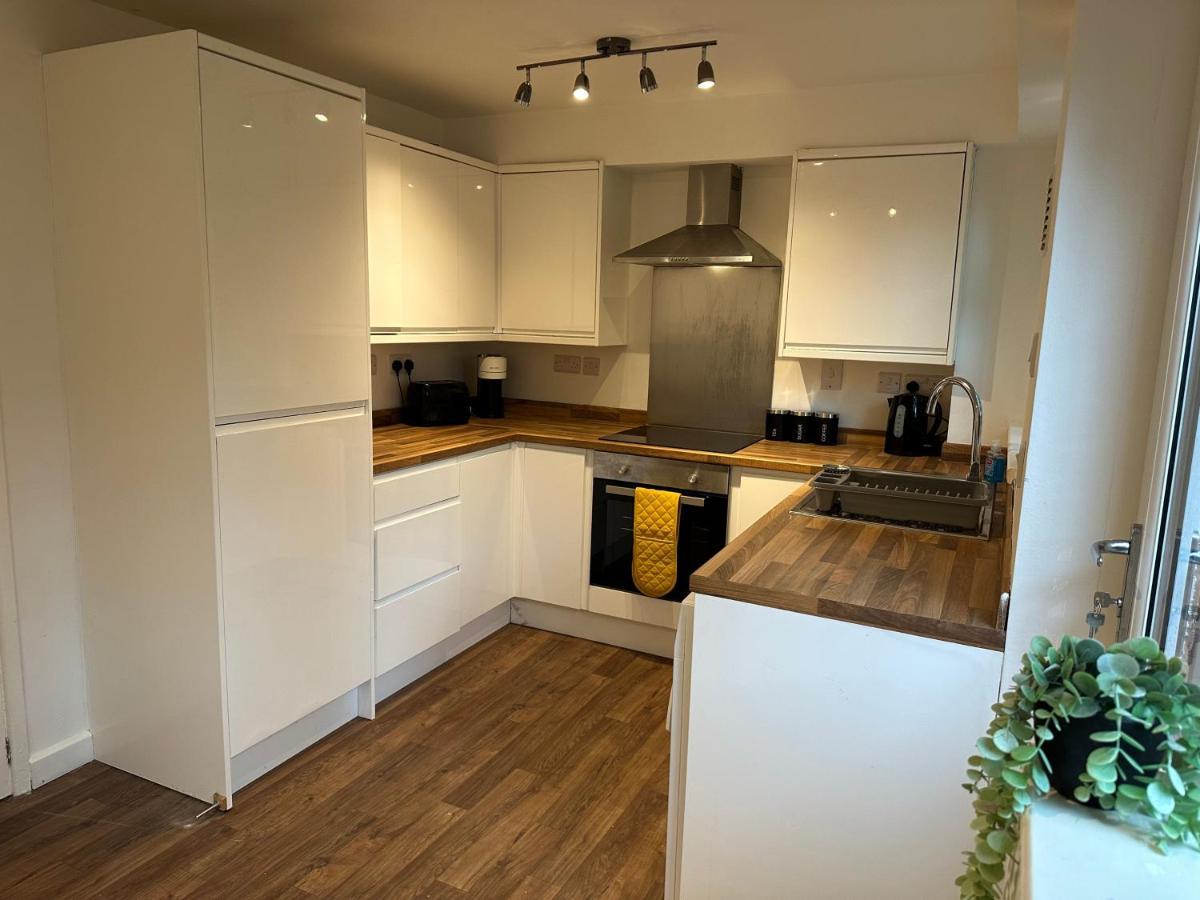 Comfortable 3 Bed House With Garden & Parking *