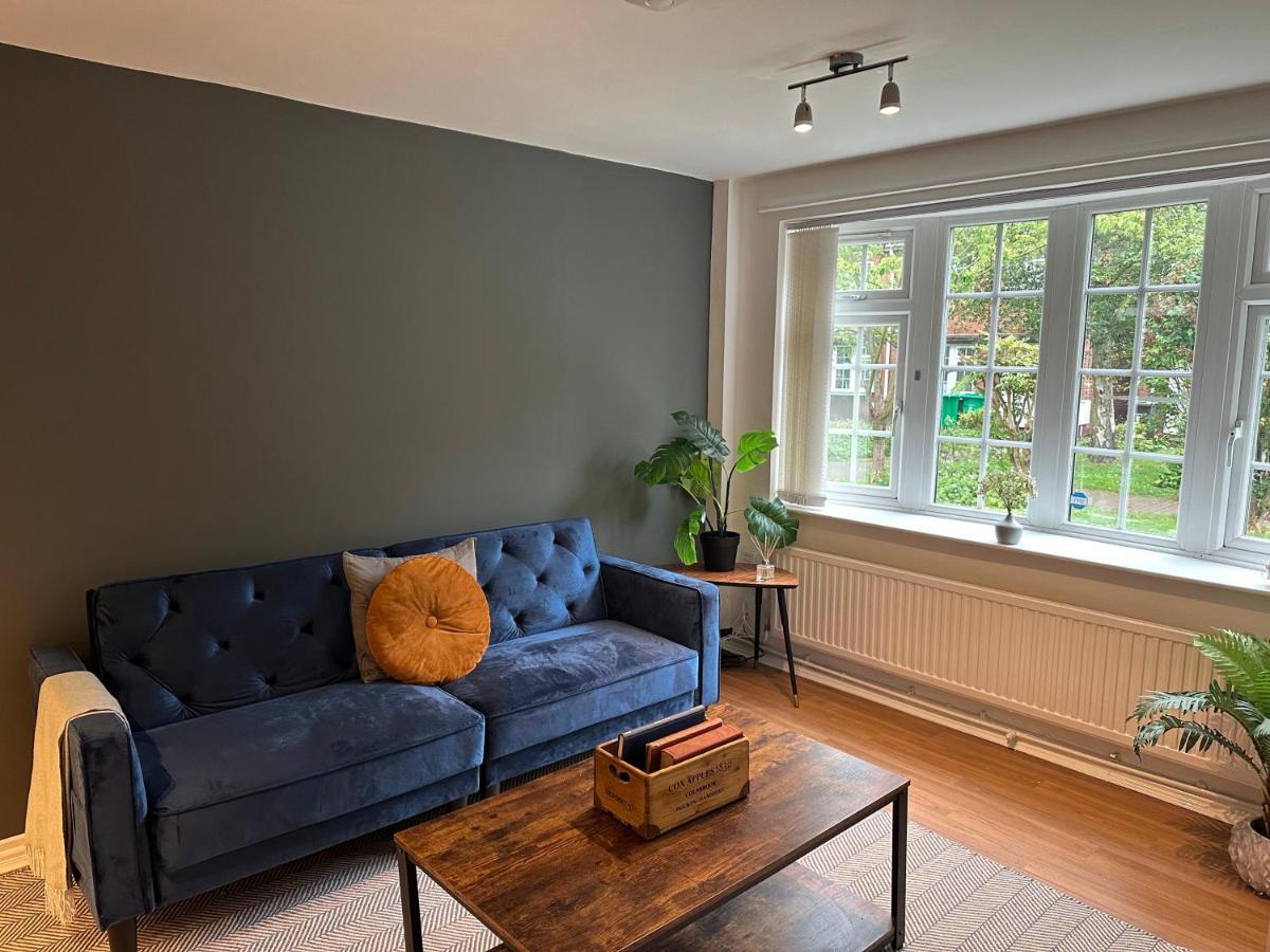 Comfortable 3 Bed House With Garden & Parking Apartment