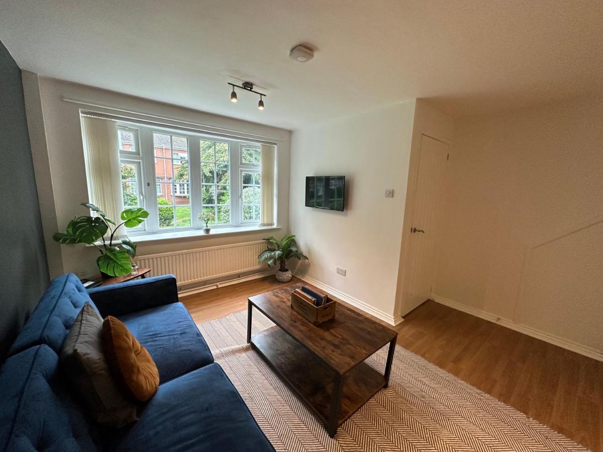 Comfortable 3 Bed House With Garden & Parking Apartment