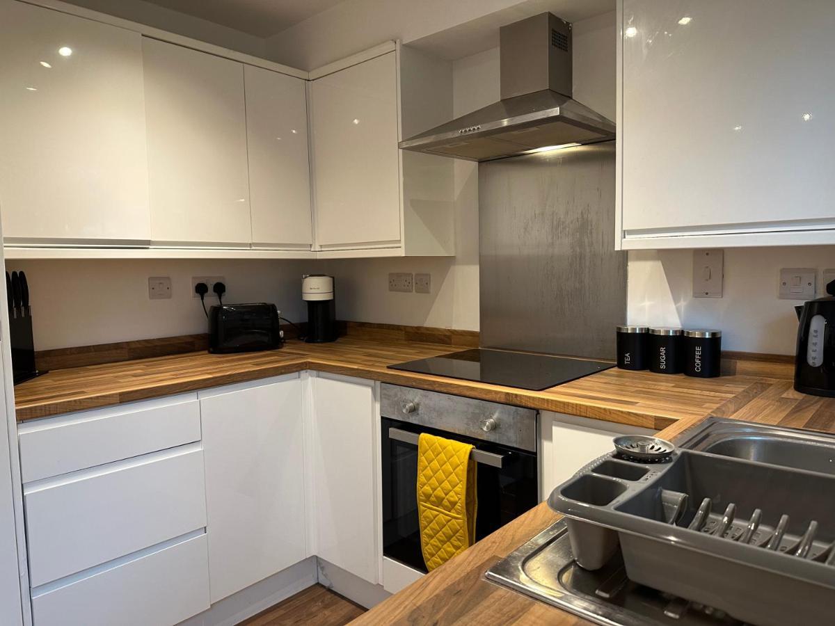 Comfortable 3 Bed House With Garden & Parking Apartment