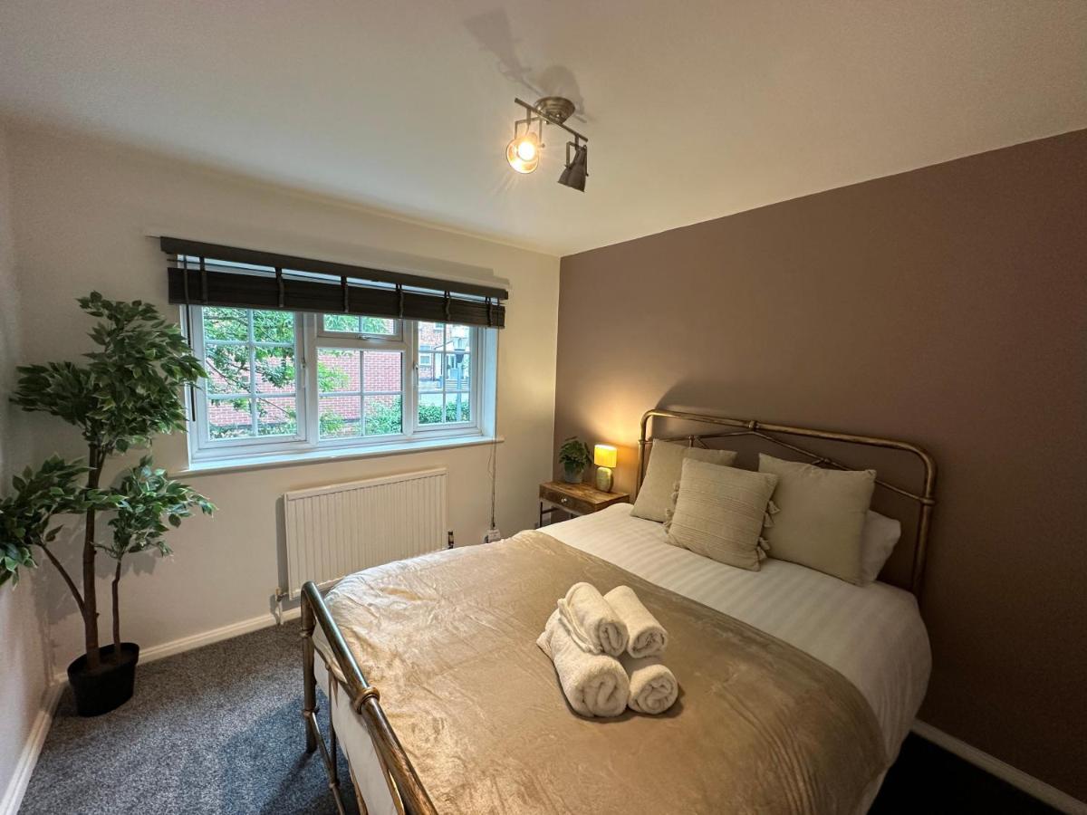 Apartment Comfortable 3 Bed House With Garden & Parking *