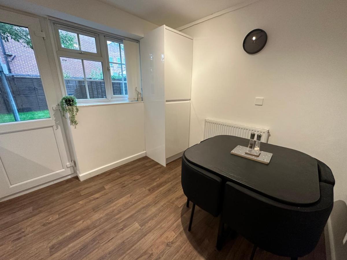 Apartment Comfortable 3 Bed House With Garden & Parking *