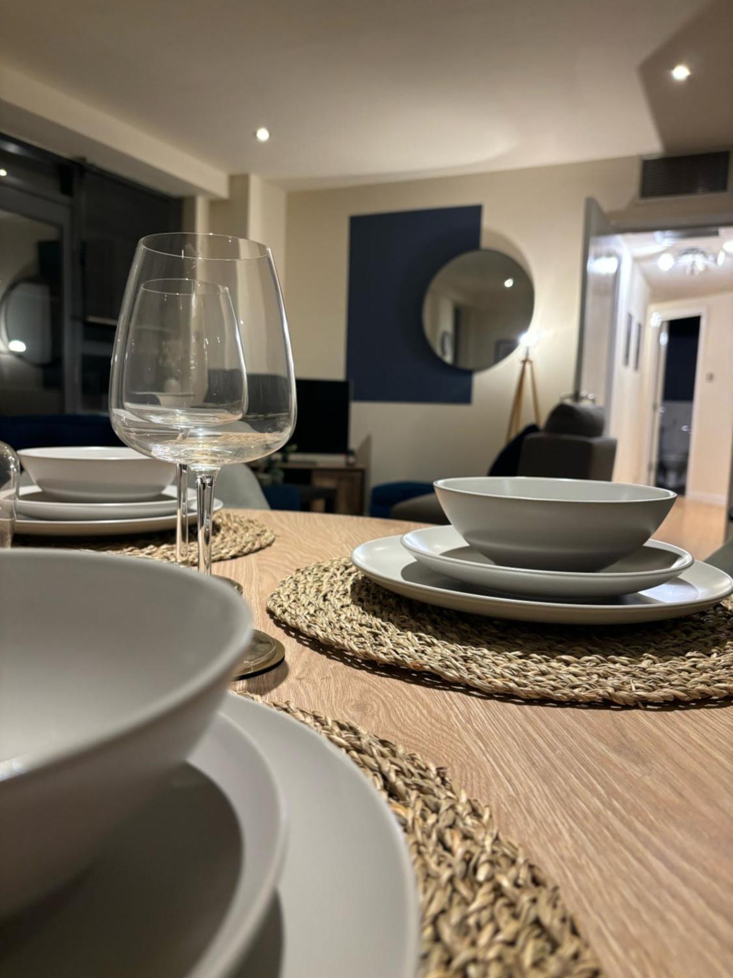Modern 2 Bdr Flat In Centre With Free Parking Apartment *