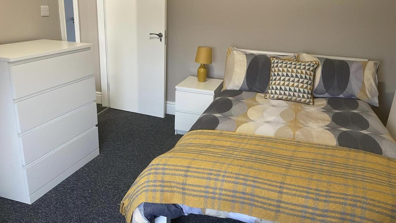 Spacious Near Citycentre Parking/wifi/netflix *
