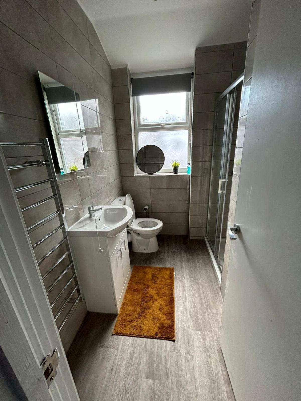 Spacious Near Citycentre Parking/wifi/netflix *