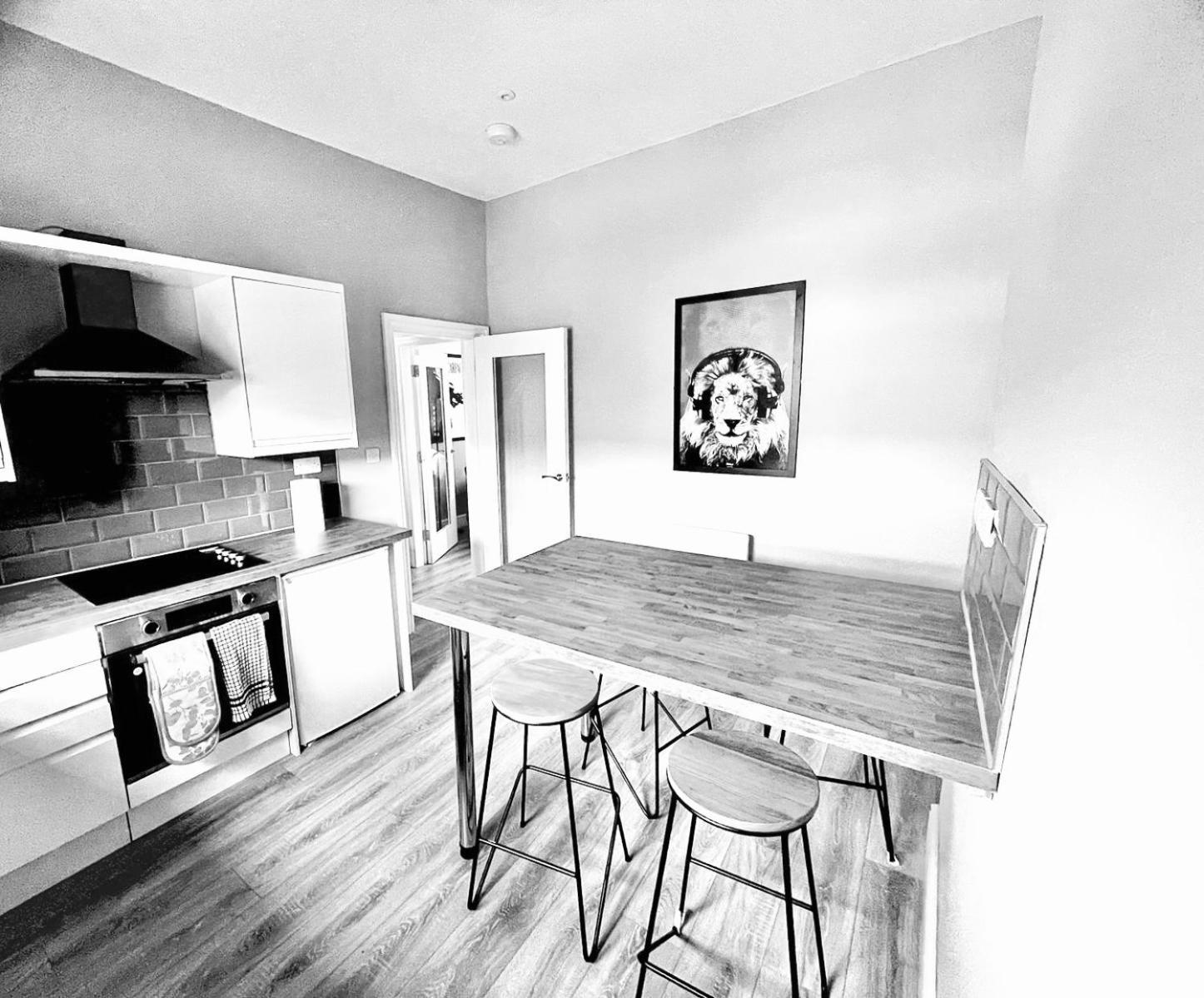 Spacious Near Citycentre Parking/wifi/netflix