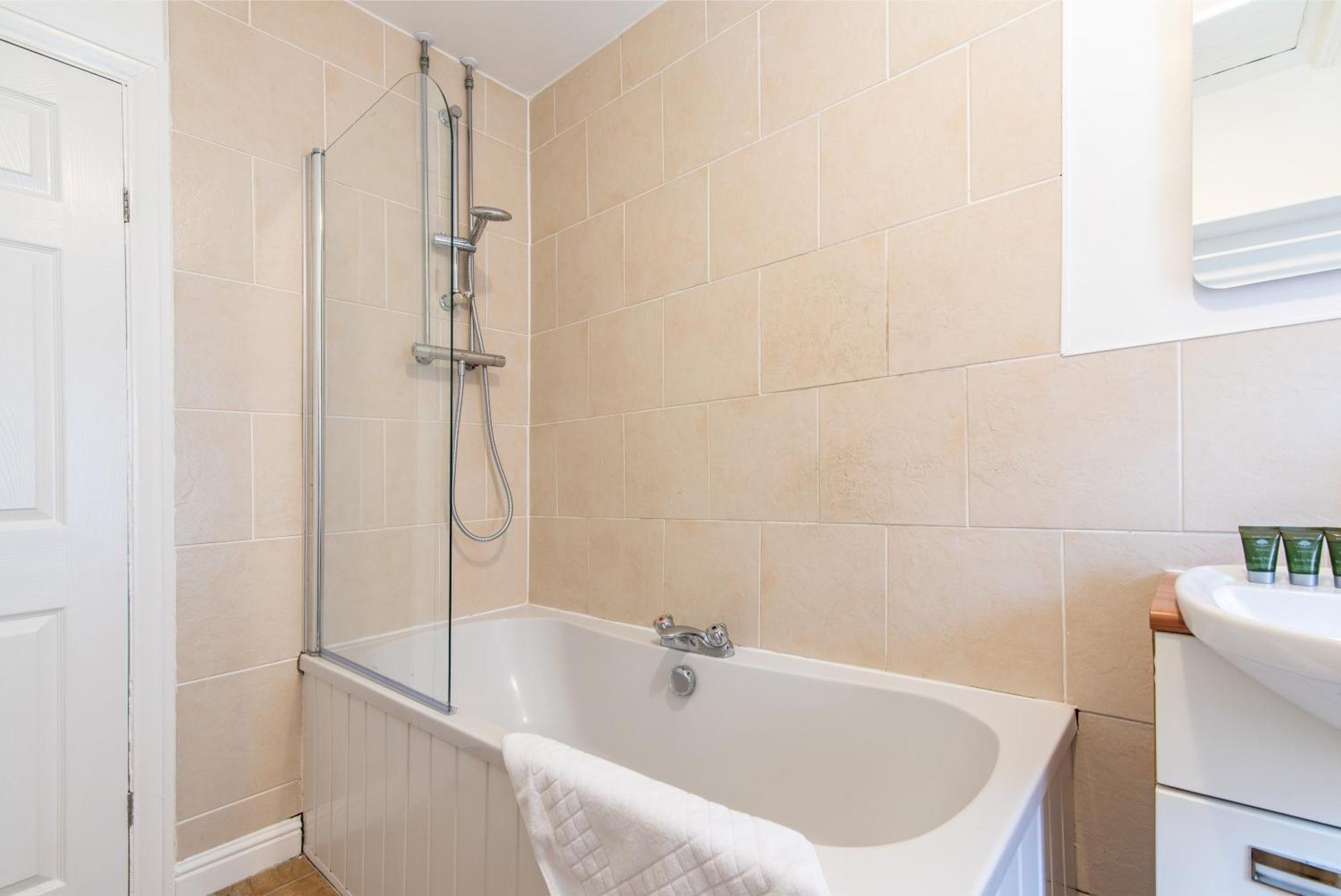 Gertrude House - Spacious 3br In Holiday home