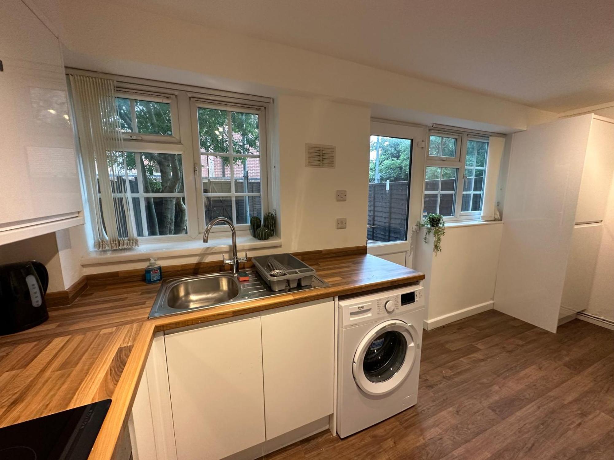 Comfortable 3 Bed House With Garden & Parking Apartment