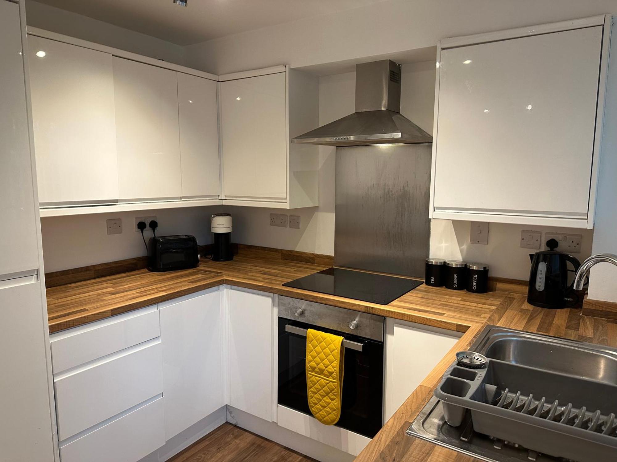 Comfortable 3 Bed House With Garden & Parking Apartment *