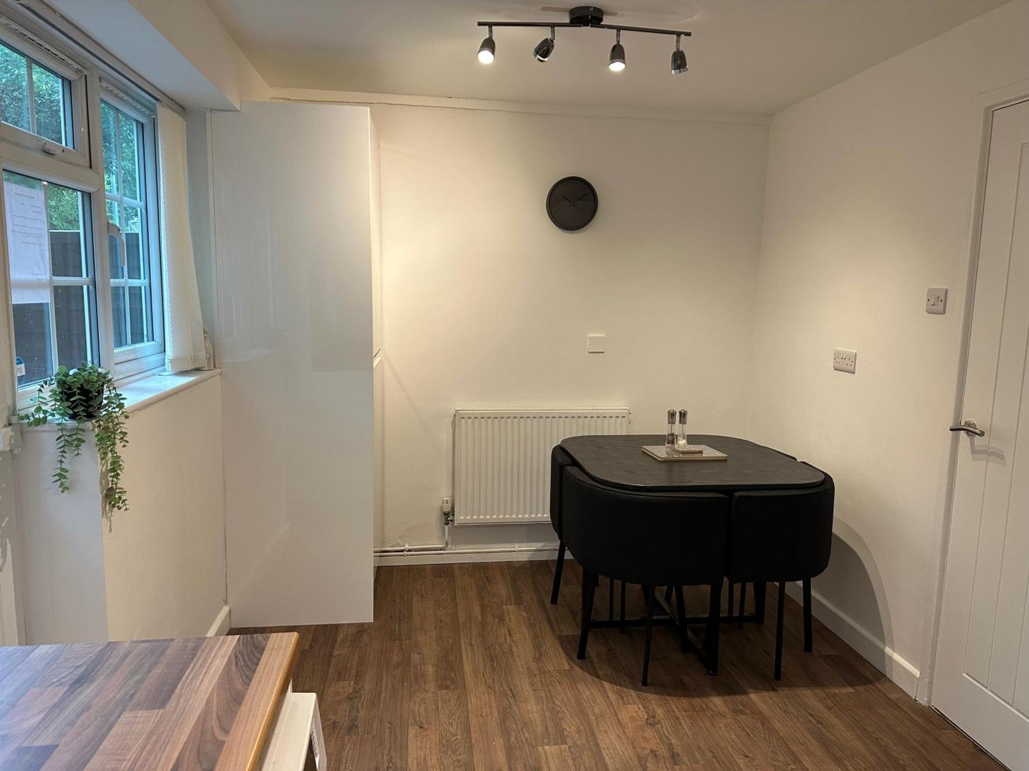 Comfortable 3 Bed House With Garden & Parking Nottingham