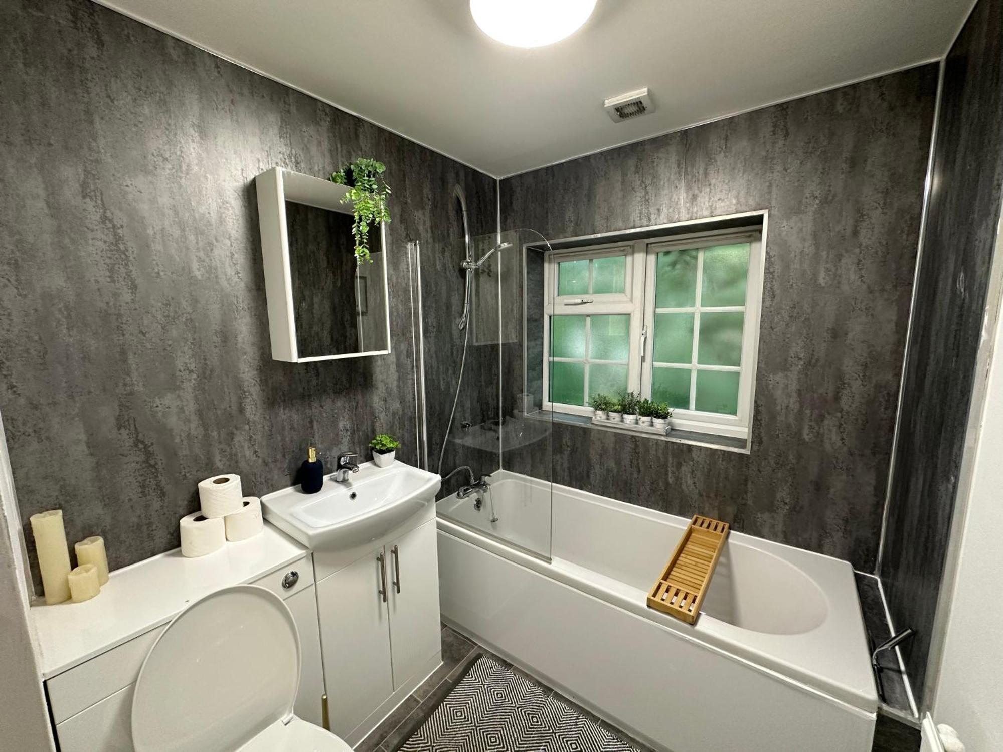 Comfortable 3 Bed House With Garden & Parking * Nottingham