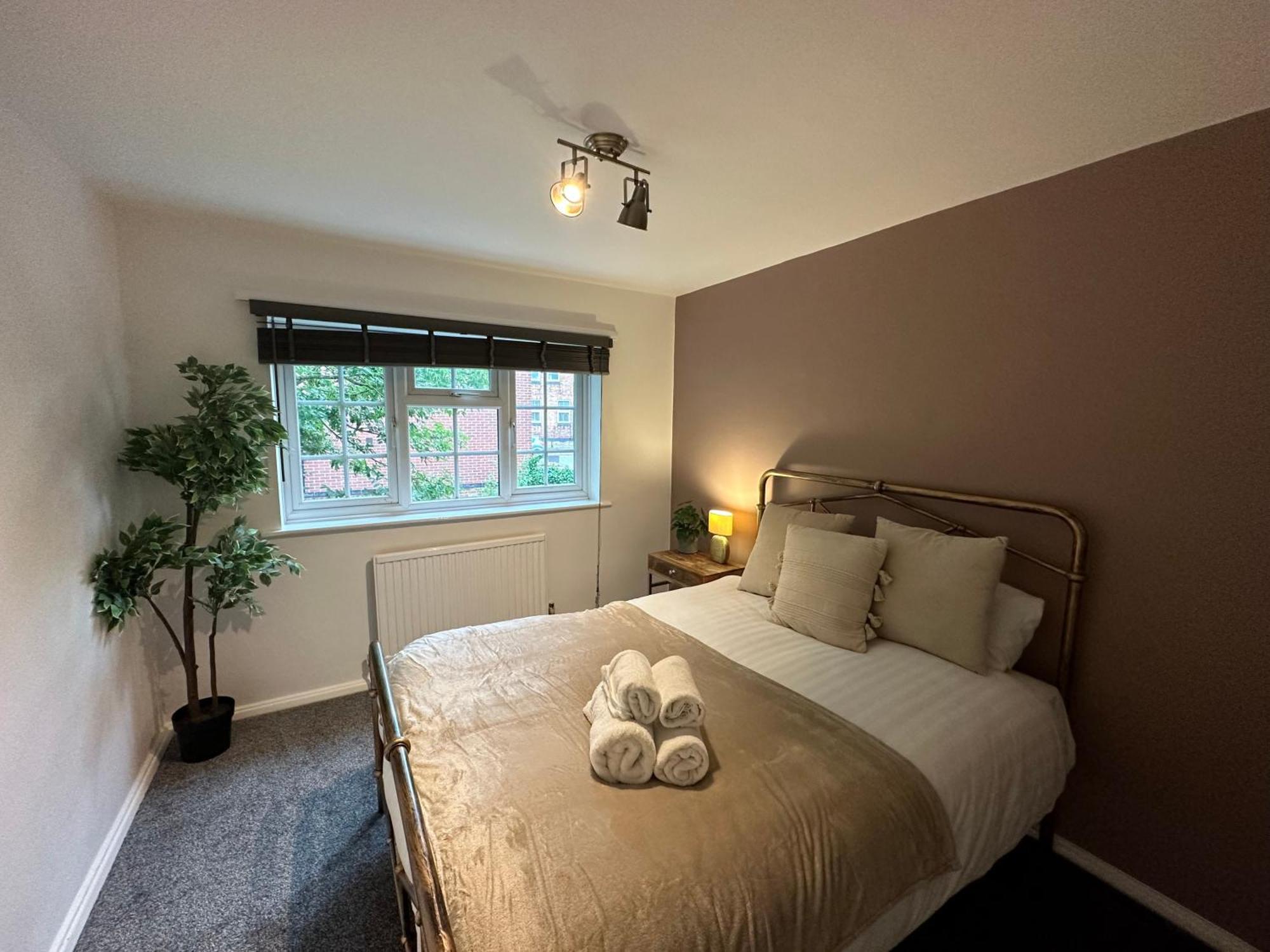 Apartment Comfortable 3 Bed House With Garden & Parking *