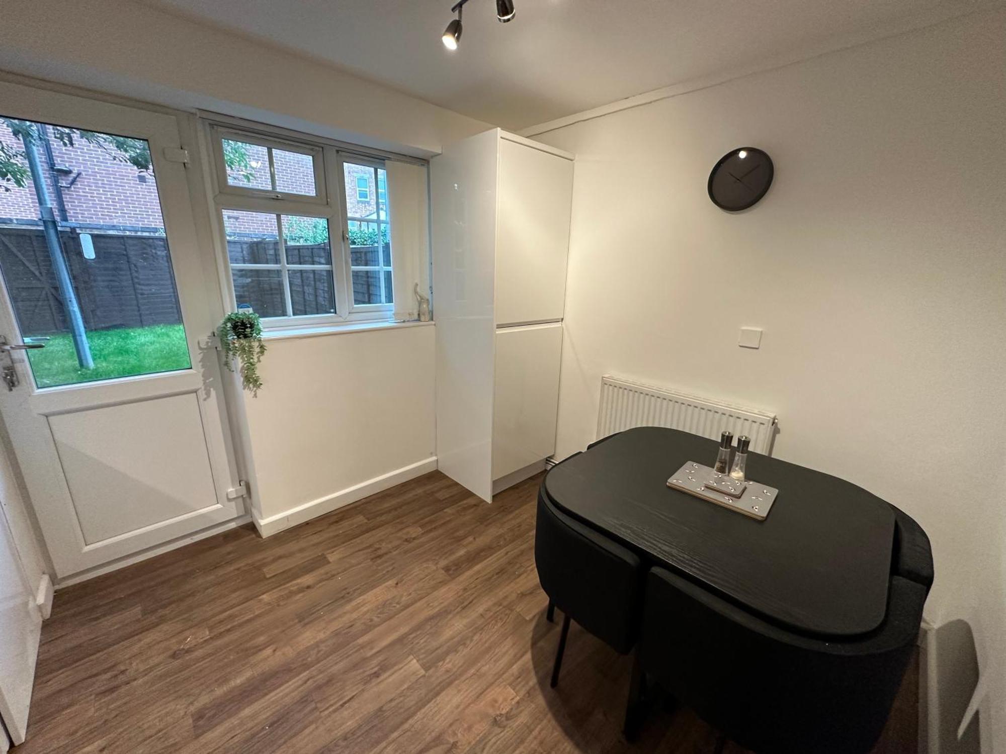 Apartment Comfortable 3 Bed House With Garden & Parking *