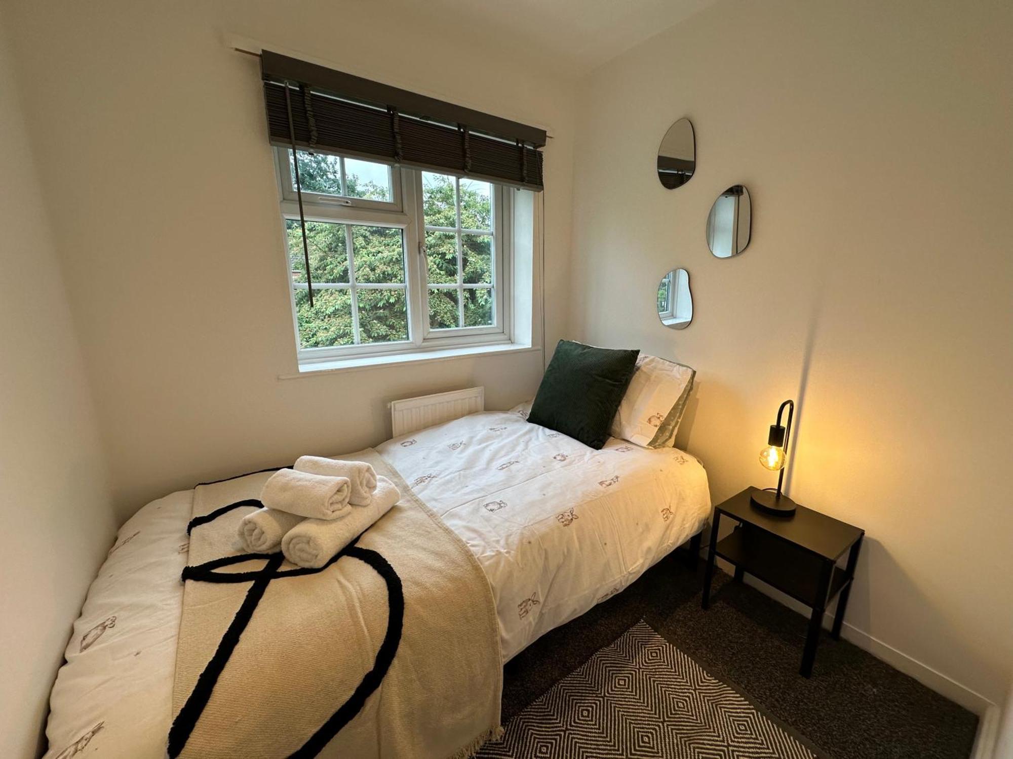 Comfortable 3 Bed House With Garden & Parking *