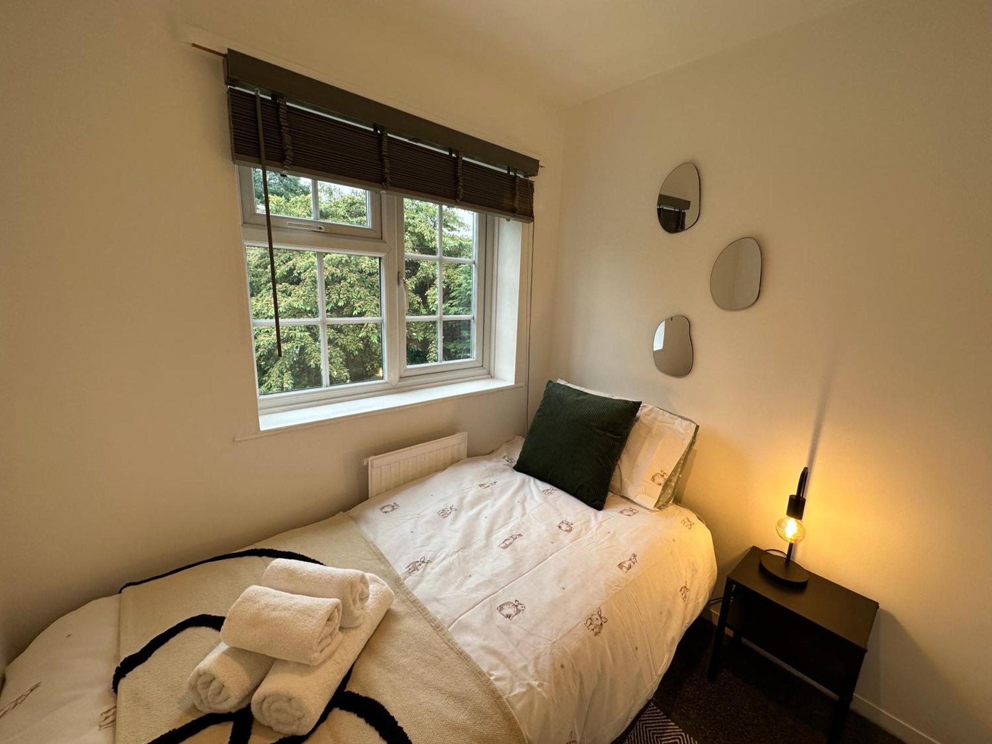 Comfortable 3 Bed House With Garden & Parking Apartment