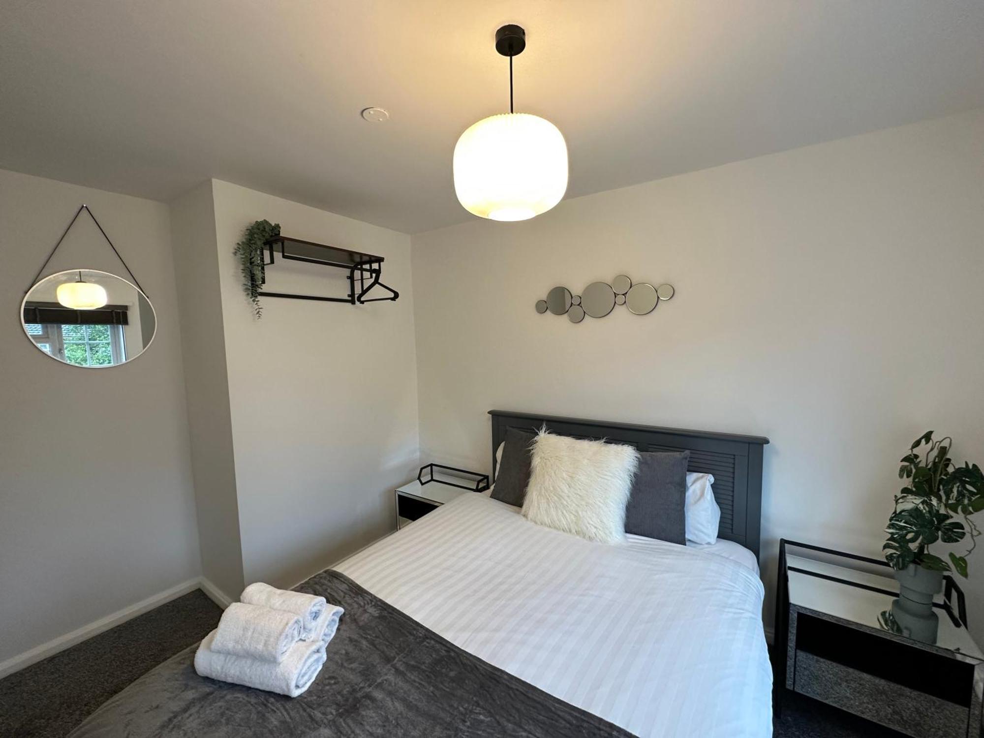 Comfortable 3 Bed House With Garden & Parking *
