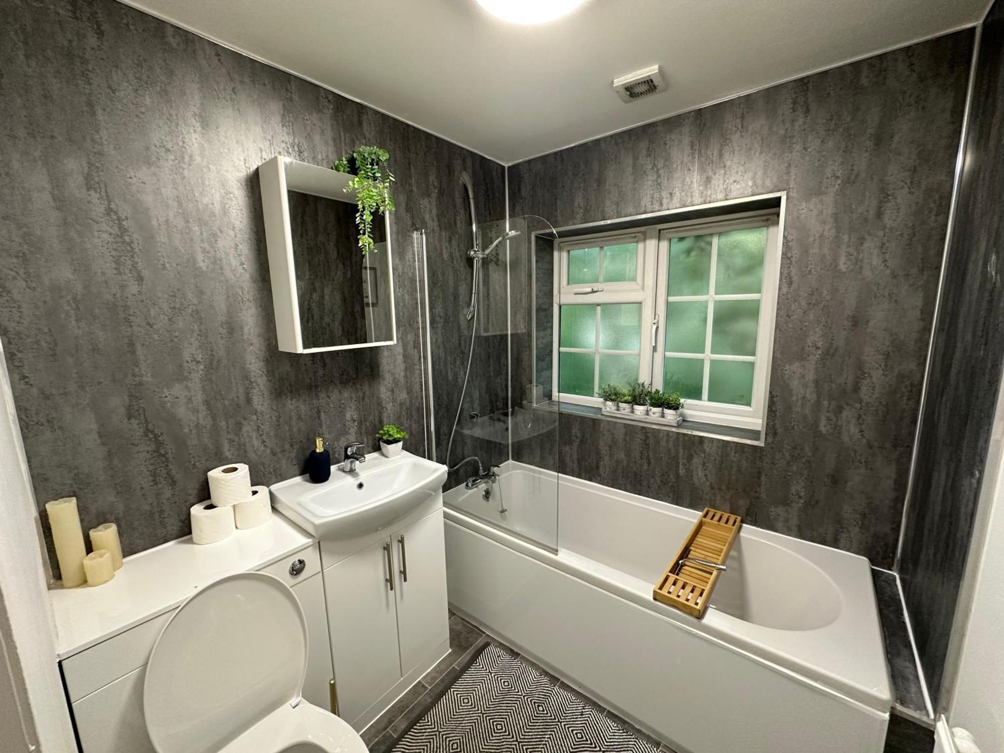 Comfortable 3 Bed House With Garden & Parking *