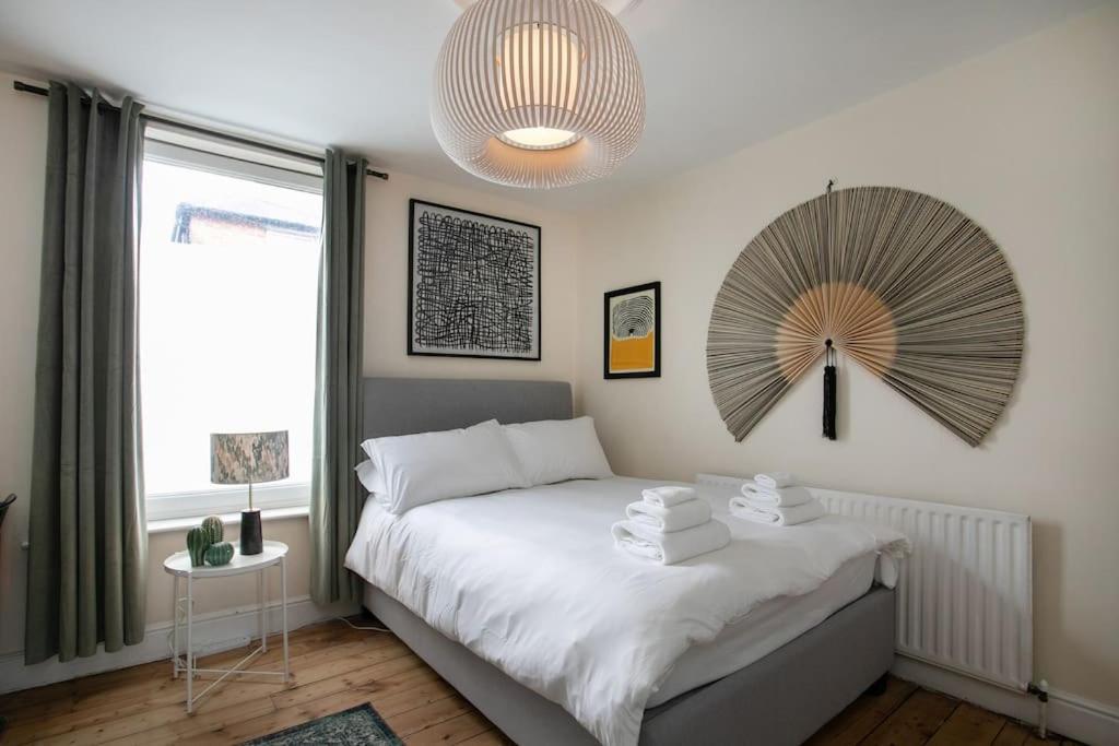 Stylish 4 Bed In W/parking * Nottingham