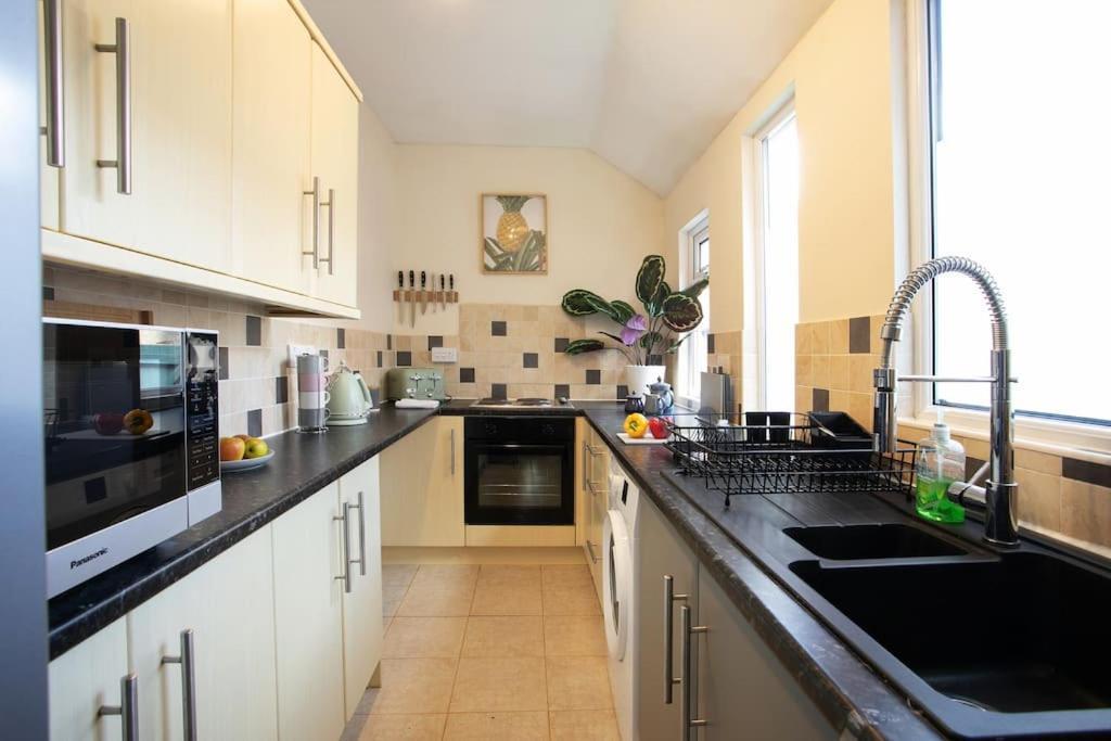 Stylish 4 Bed In W/parking * Nottingham