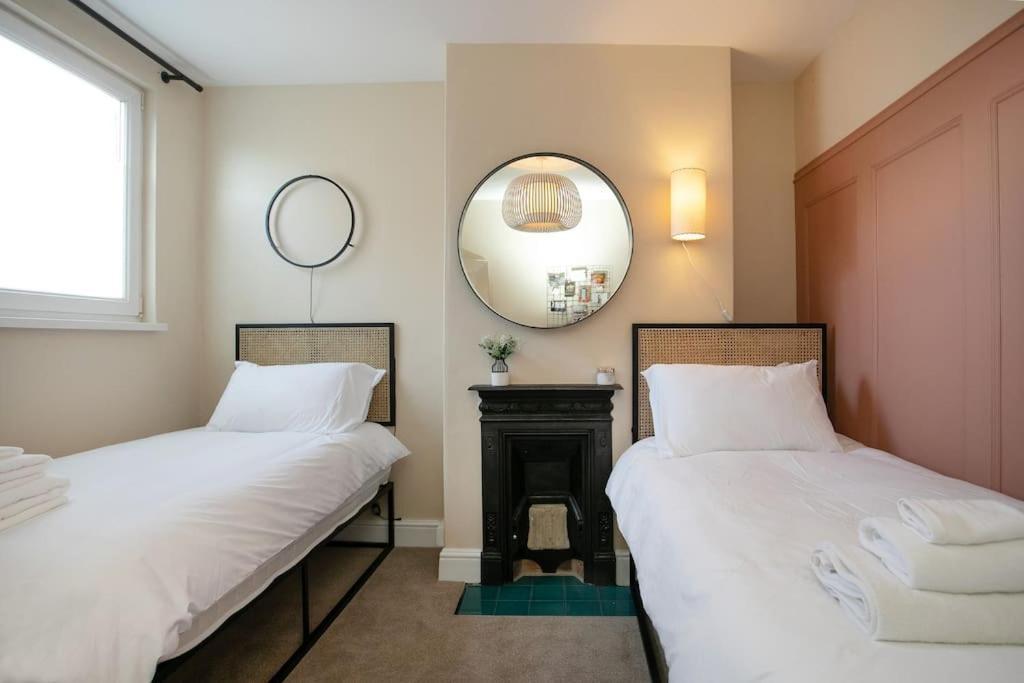 Holiday home Stylish 4 Bed In W/parking *
