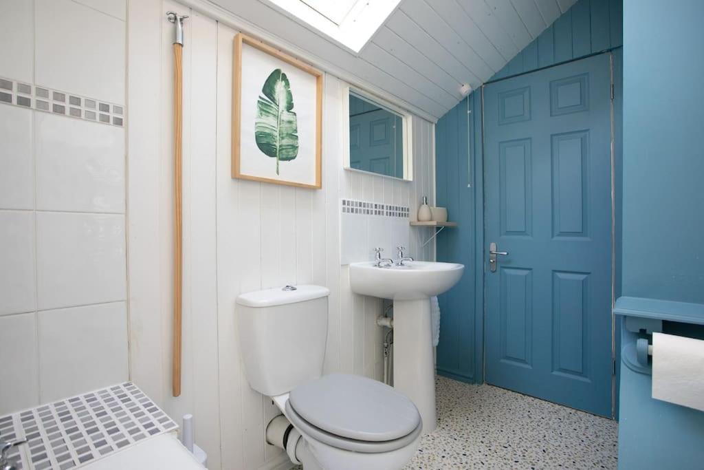 Stylish 4 Bed In W/parking Holiday home Nottingham