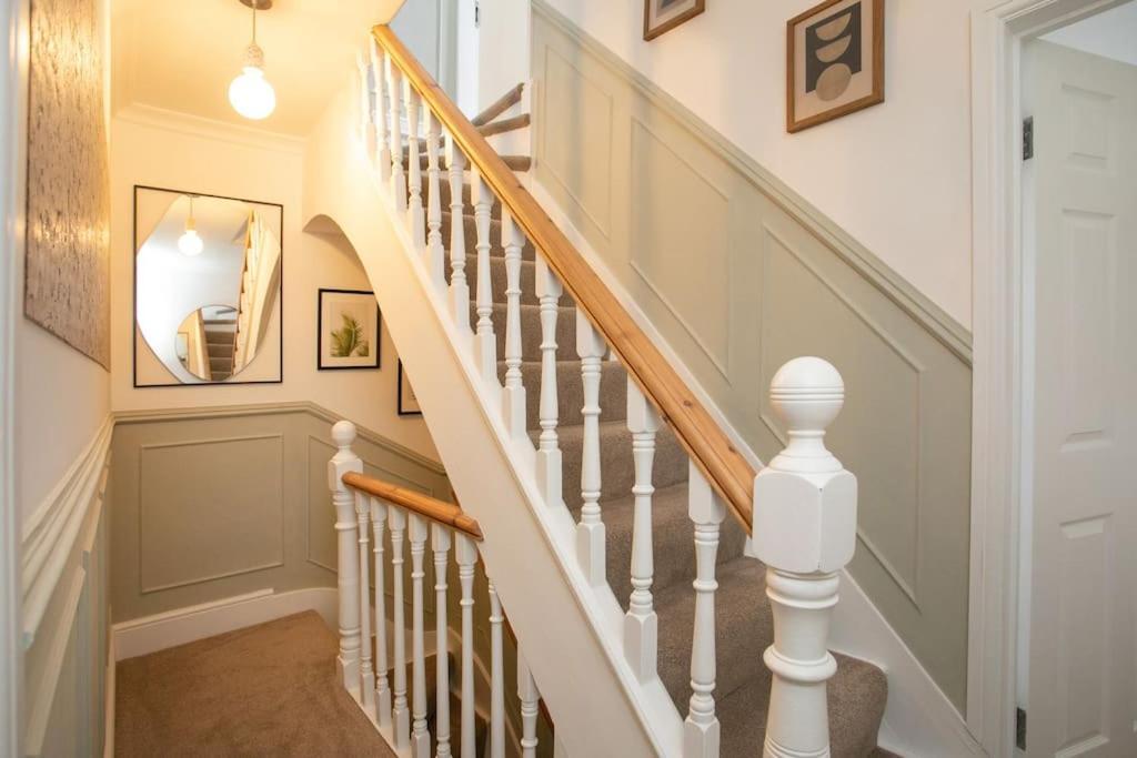 Stylish 4 Bed In W/parking Nottingham