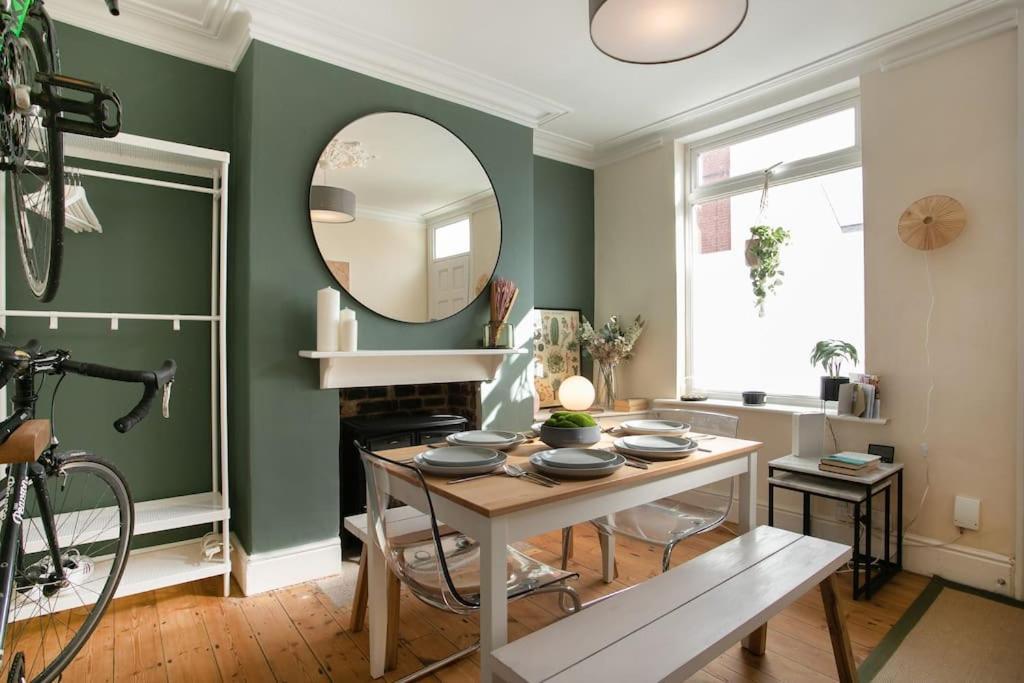 Stylish 4 Bed In W/parking * Nottingham